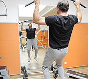 Lars Riedel im Kraftraum des  4 Sterne Familien - Wellness Resort Schneeberg in Maiern bei Sterzing   Agency People Image (c) Michael Tinnefeld